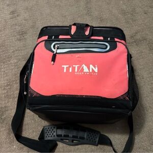 Titan pink lunch bag